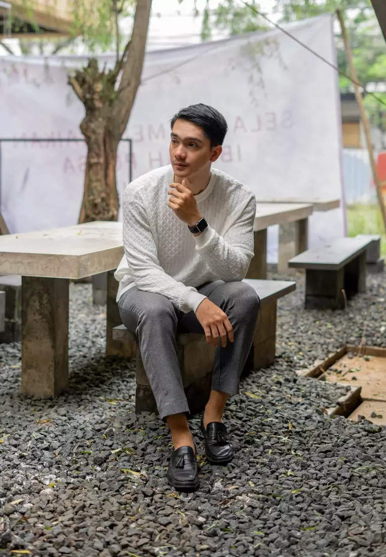 Kale Sylvester White / Sweater Rajut