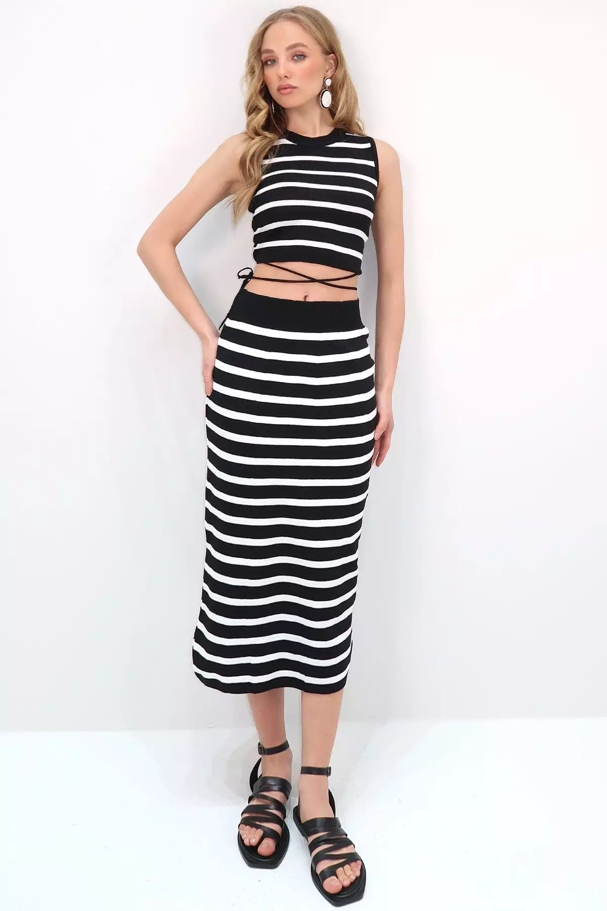 Women's Black Crew Neck Striped Crop Knitwear Blouse And Skirt 2-Piece Knitwear Suit