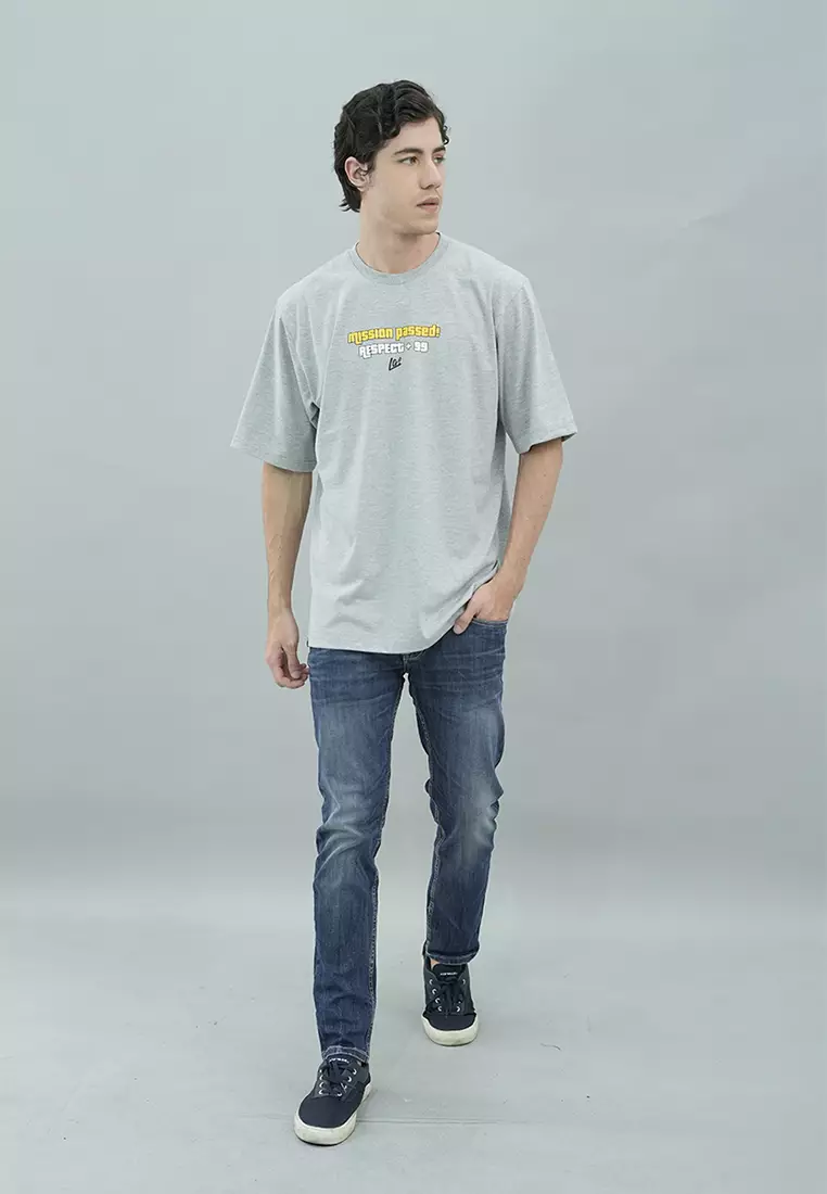 LGS STREET - Kaos Casual Pria Lengan Pendek Motif Sablon Abu-Abu Basic Reguler Fit - SO.30.H019.004.C