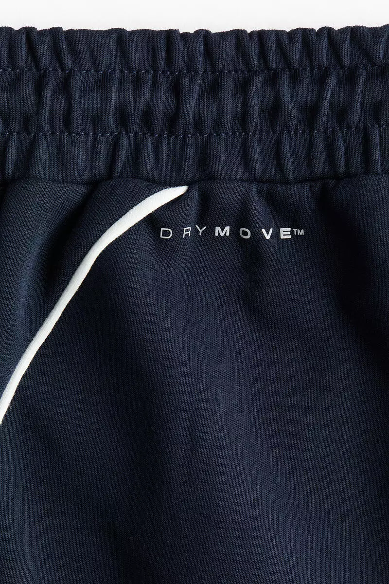 Loose Fit Sports shorts with DryMove™