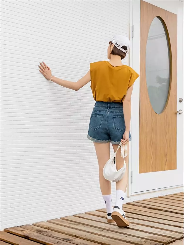 棉質牛仔高腰收腹排釦反褶短褲《BA4710》