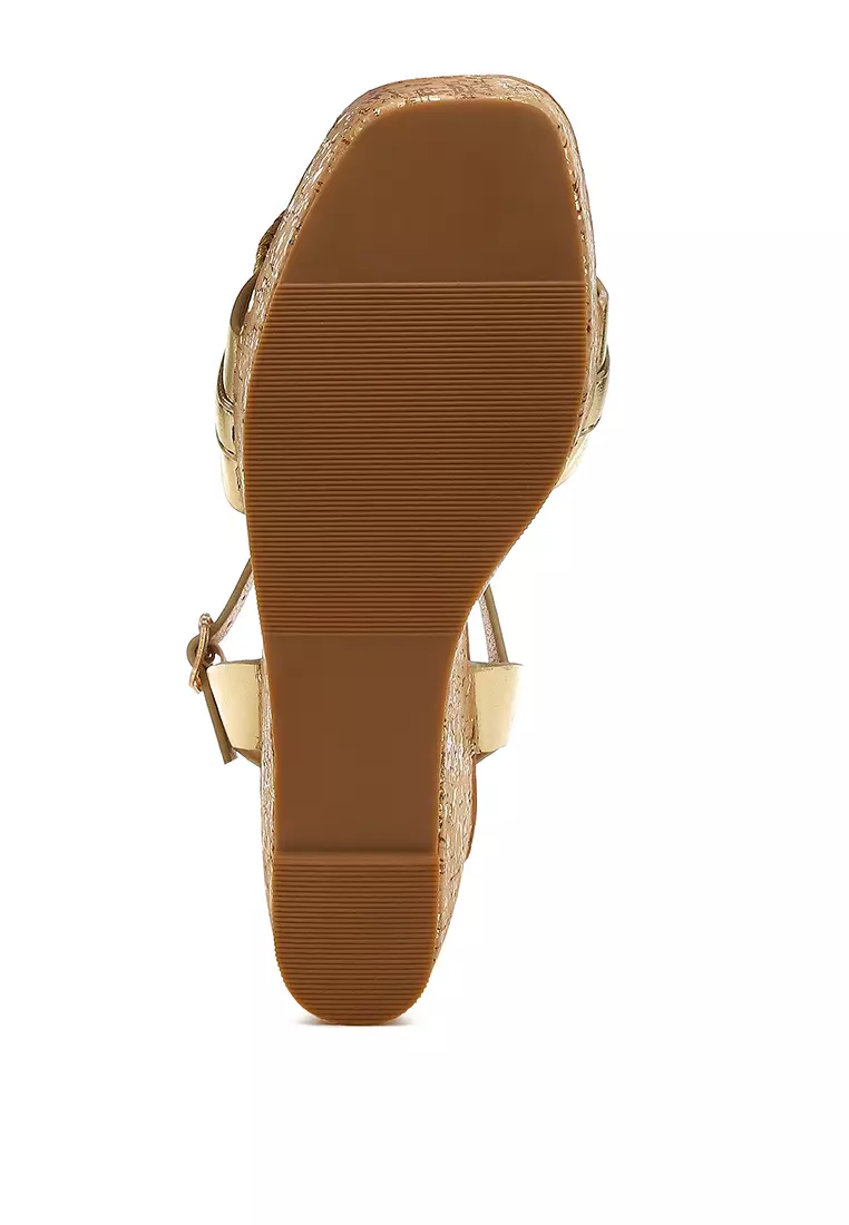 Sandal Wedge Detail Chain Link dalam Warna Emas
