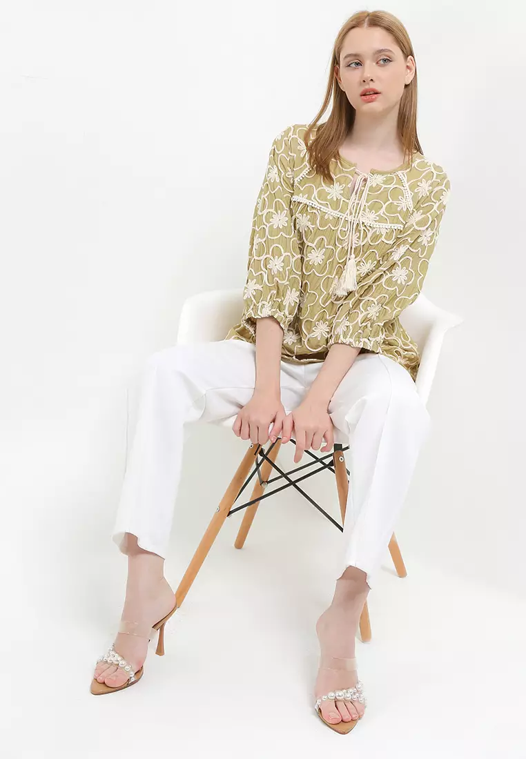 Long Raglan Sleeves 3D Flo Blouse W/ Tassels