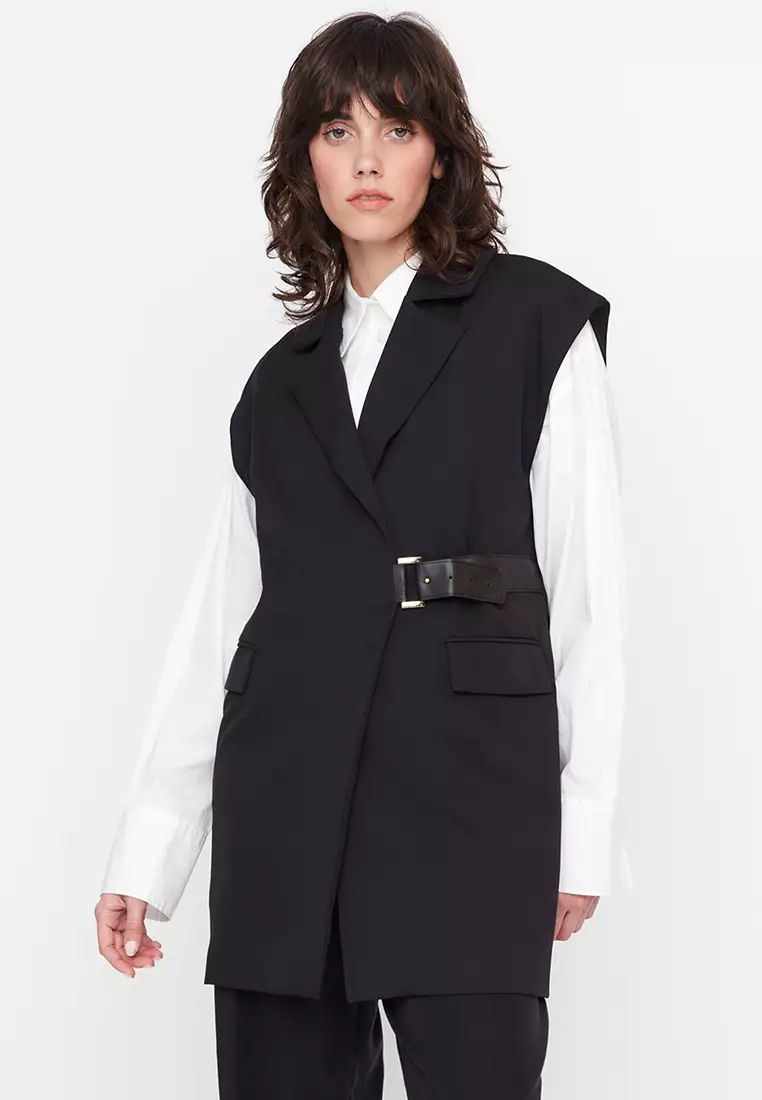 MODEST Half Belt Closure Vest