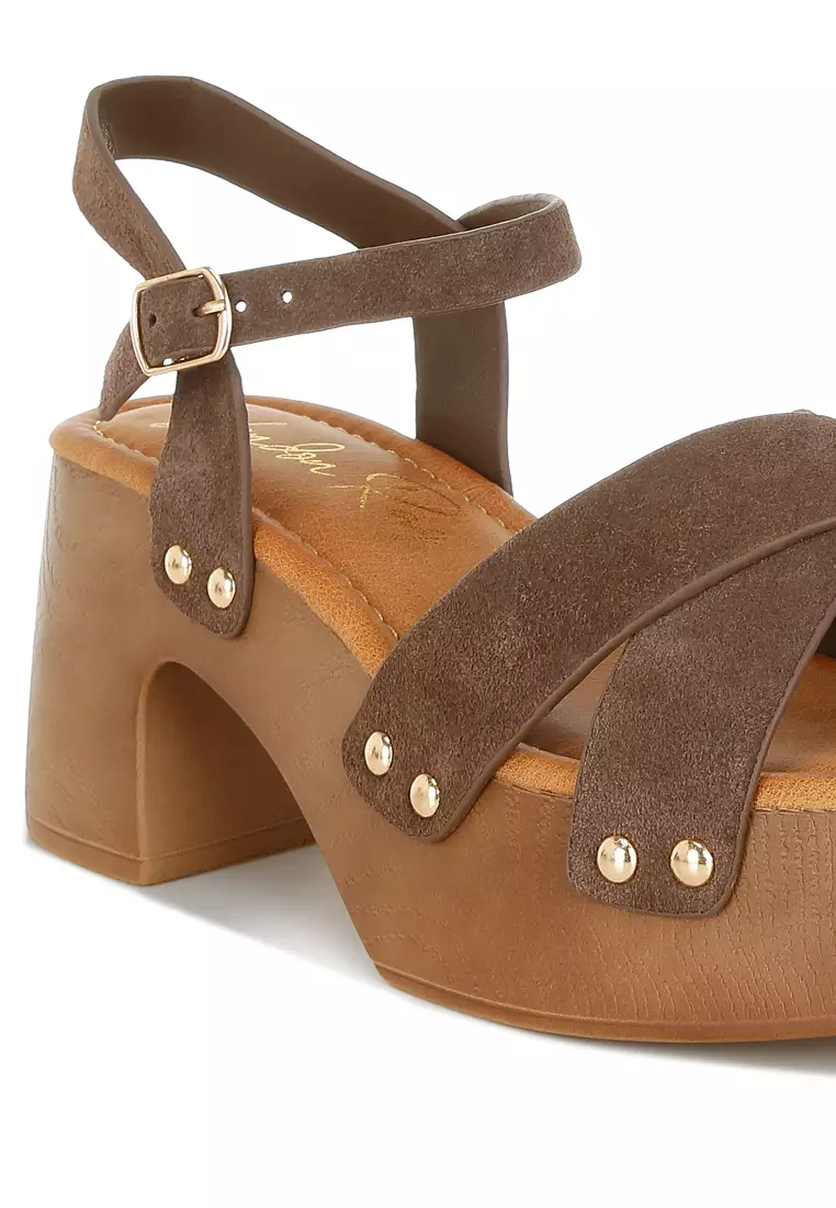 Sandal Bakiak Suede Asli Bertabur Paku Warna Coklat