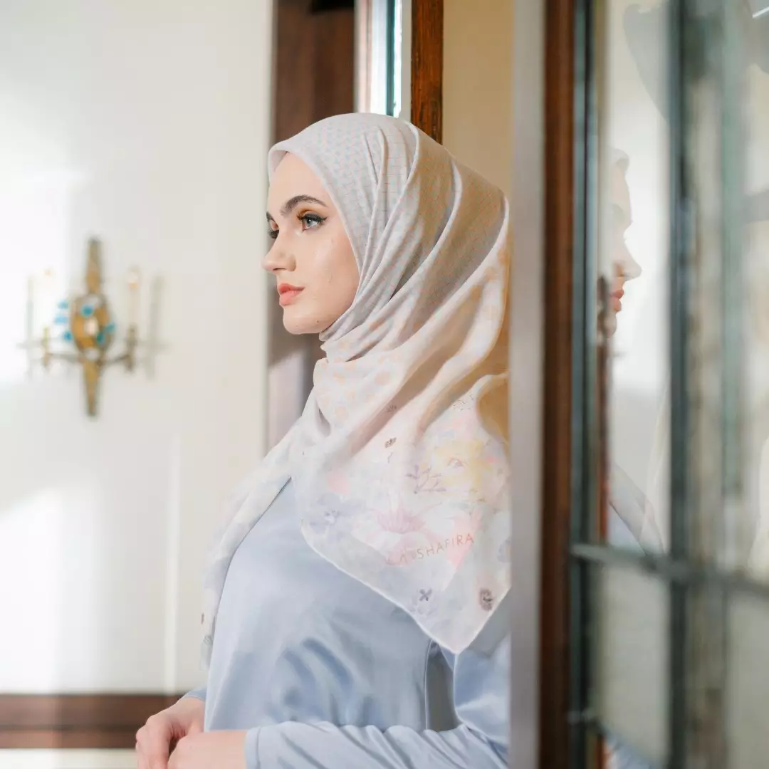 Gwenn Scarf Printed | Hijab Kerudung Segi Empat Motif Light Grey