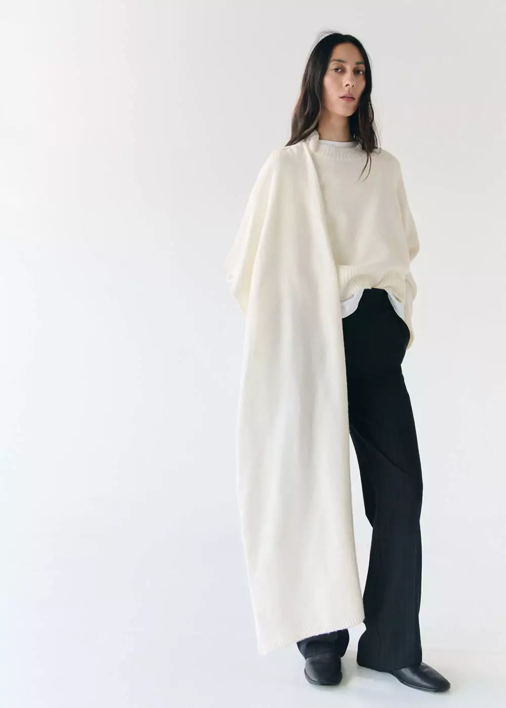 Sweater rajut dengan syal