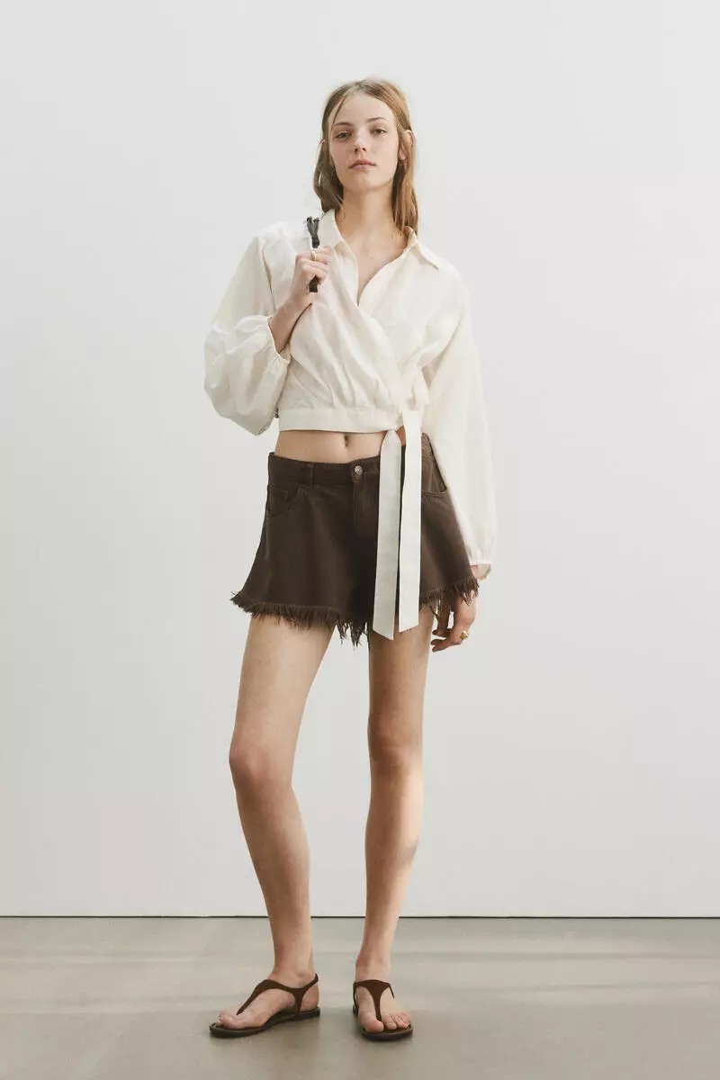 Frayed denim shorts