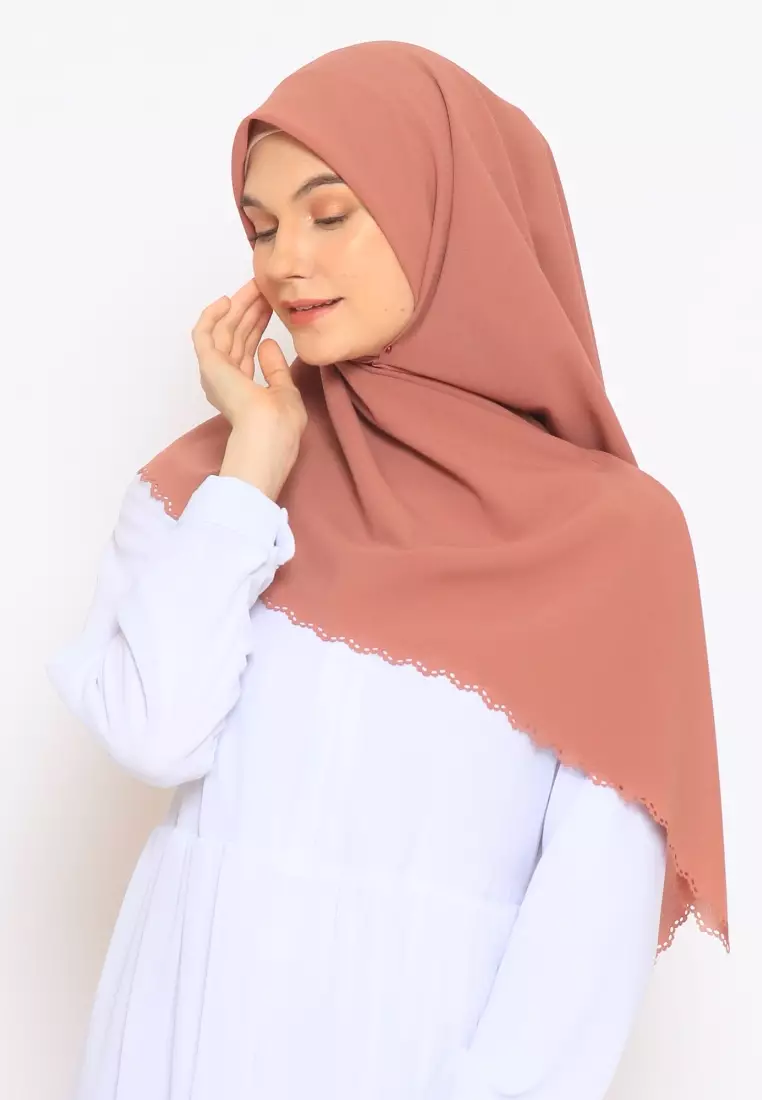 Hijab Segi Empat Lasercut Curly Caramel