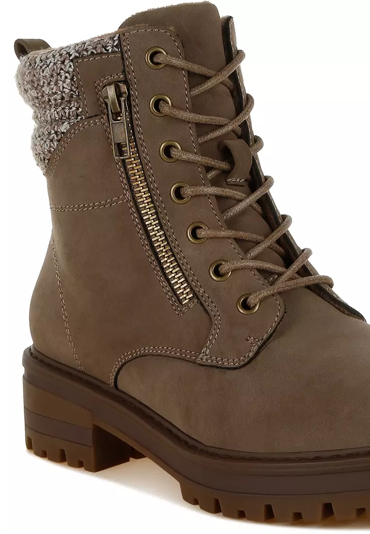 Sepatu bot pendaki dengan kerah rajutan dan ritsleting warna kelabu kecokelatan