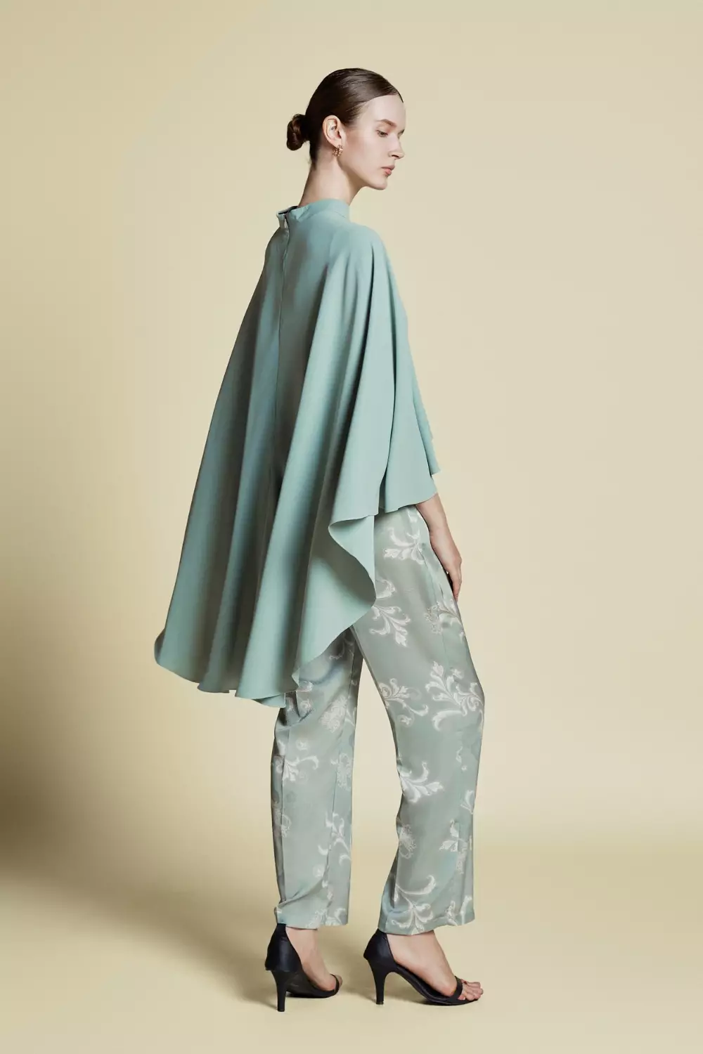 DEMURE&CO - Cropped Cape Set in Crepe de Chine Light Green
