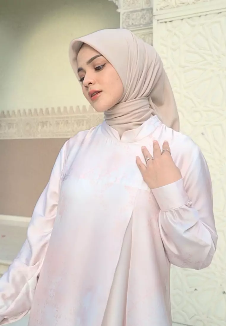 Gamis Mosleem Armany Silk Peach Floral Stylish By Brilliant Girl Warna Salem