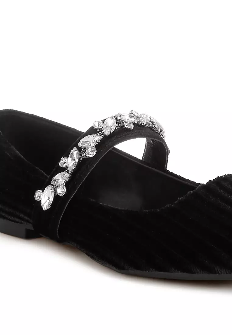 Bros Berlian Imitasi Balerina Beludru Warna Hitam