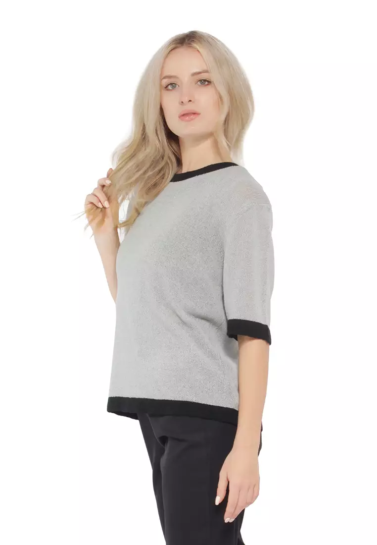 Kaos Lengan dan Leher Kontras Hitam