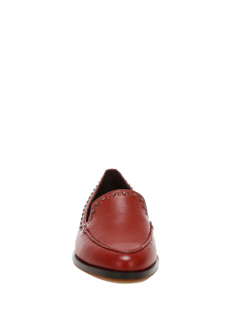 Sepatu Kulit Berhias Kancing dalam Warna Burgundy