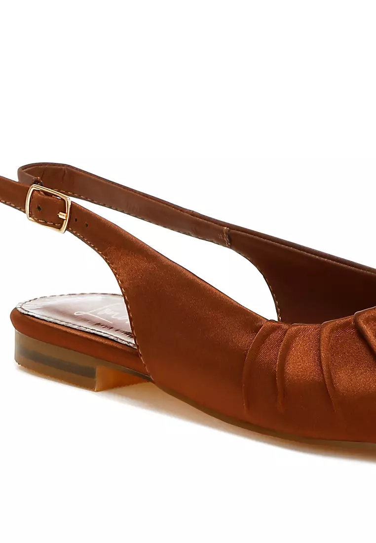 Sepatu Flat Ujung Persegi Satin Warna Cokelat