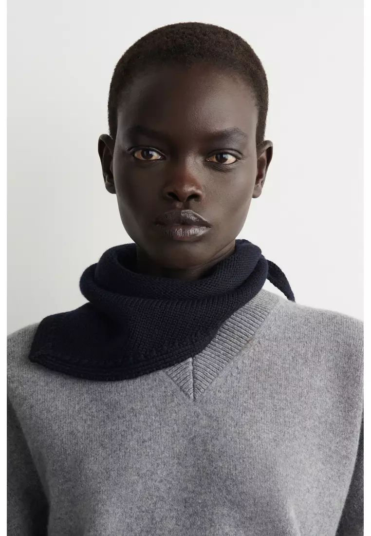 MERINO WOOL TRIANGLE SCARF