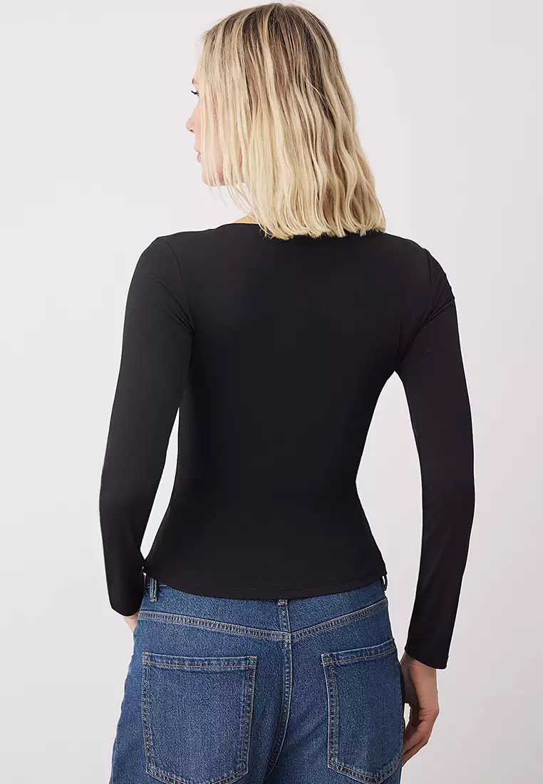 Black Fitted/Fits The Body Gathered/Drape Detailed V-Neck Flexible Knitted Blouse
