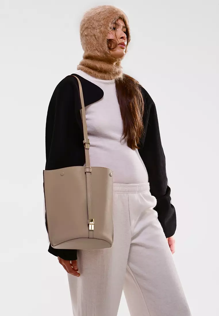 ORUKAMI Flat Hook Convertible Bucket Tote - Toffee