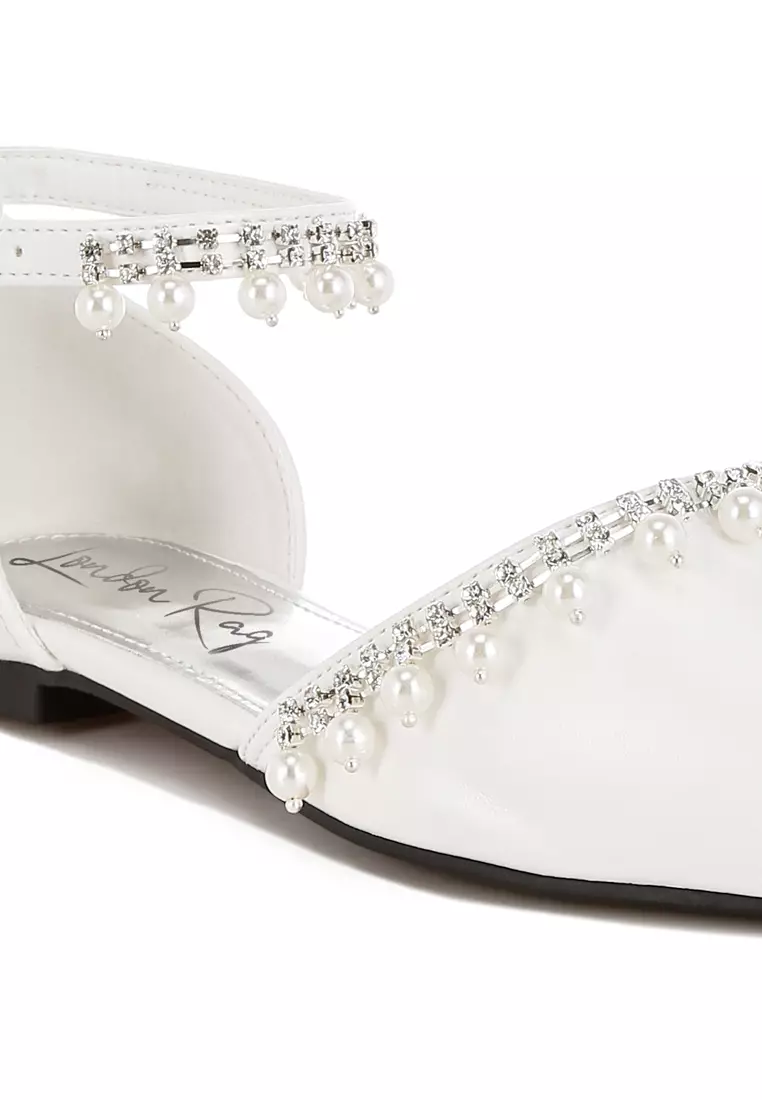 Sandal datar bertali pergelangan kaki dengan berlian imitasi dan mutiara putih