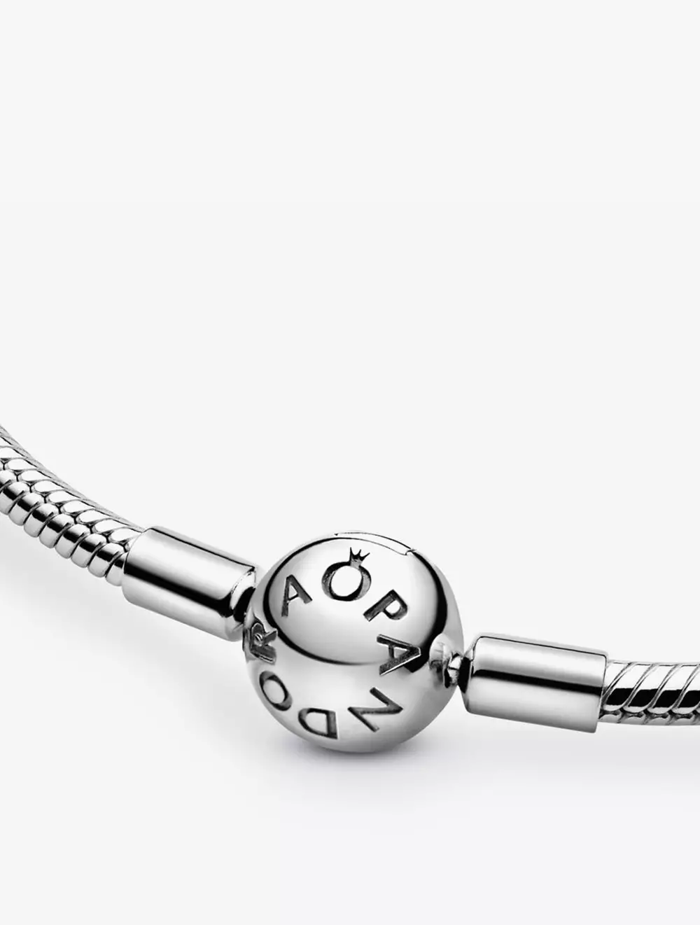 Silver necklace with round clasp