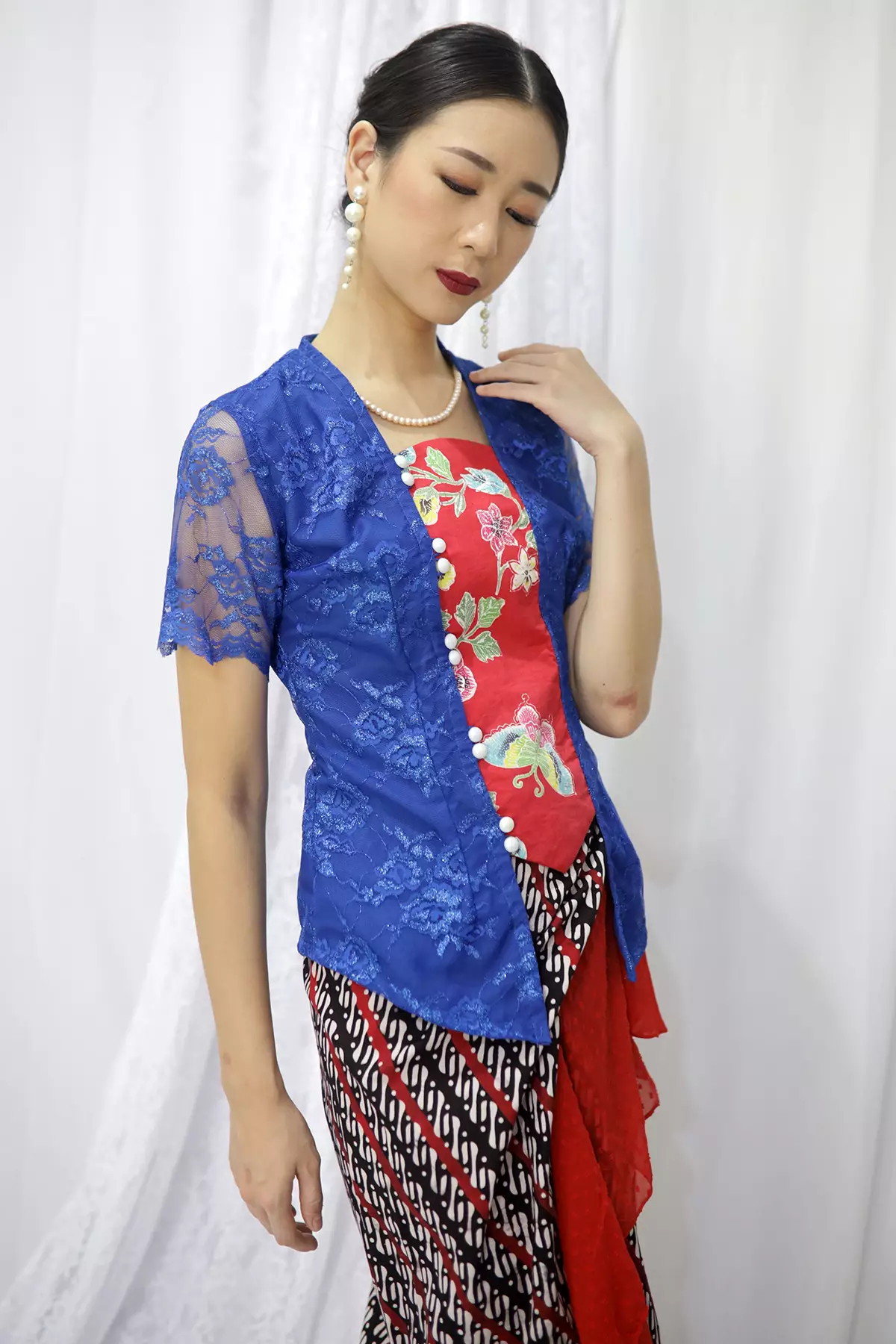 Sinok Encim Merah Biru Kebaya Brokat Batik