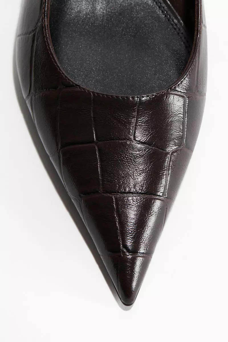 Kitten-heeled pointed slingbacks