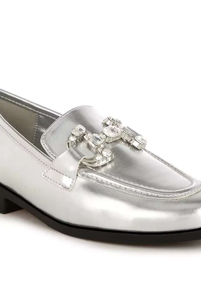 Sepatu Loafer Metalik Horsebit Diamante dalam Warna Perak