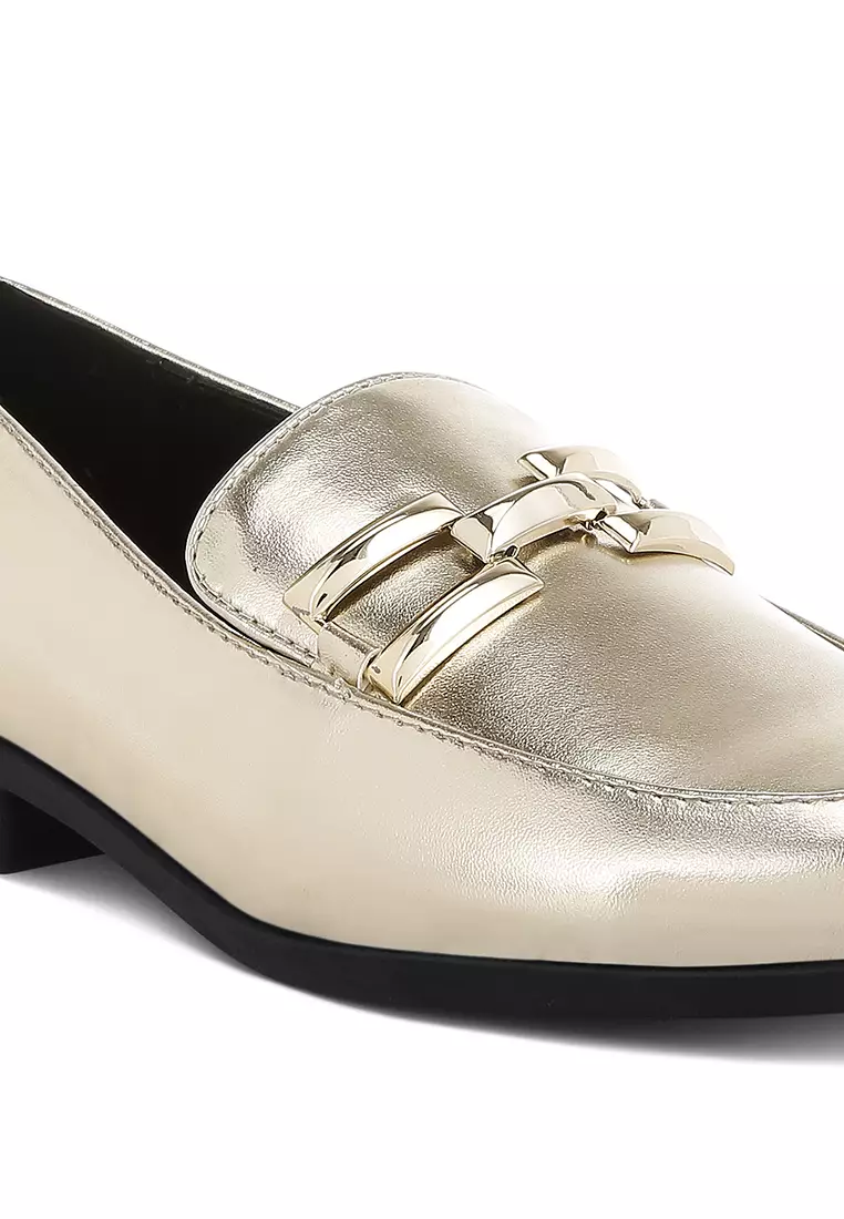 Sepatu Loafer Metalik Berdetail Horsebit dalam Warna Emas