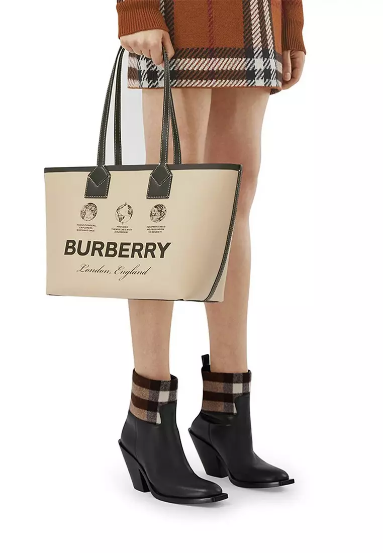 BURBERRY: bag in fabric - Beige  Burberry tote bags 8063120 online at