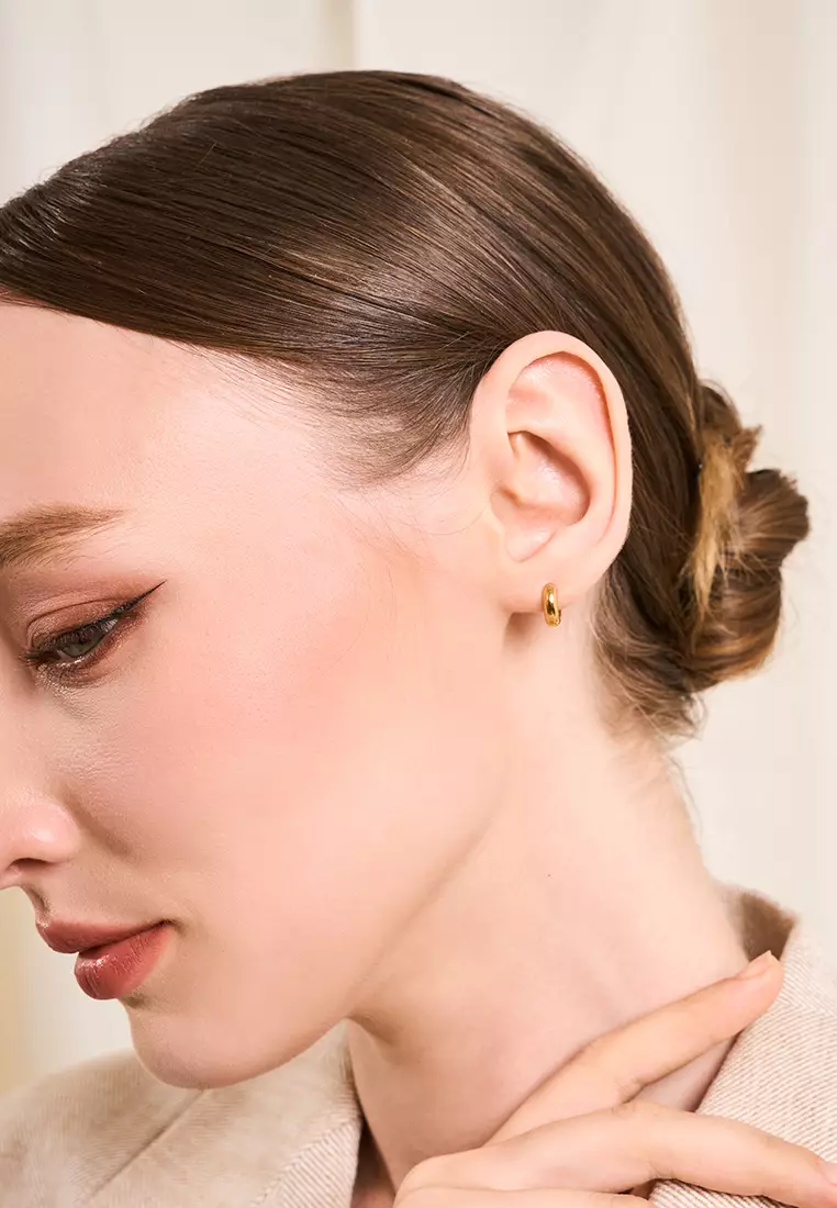 Capri Bold Huggie Earrings in Gold