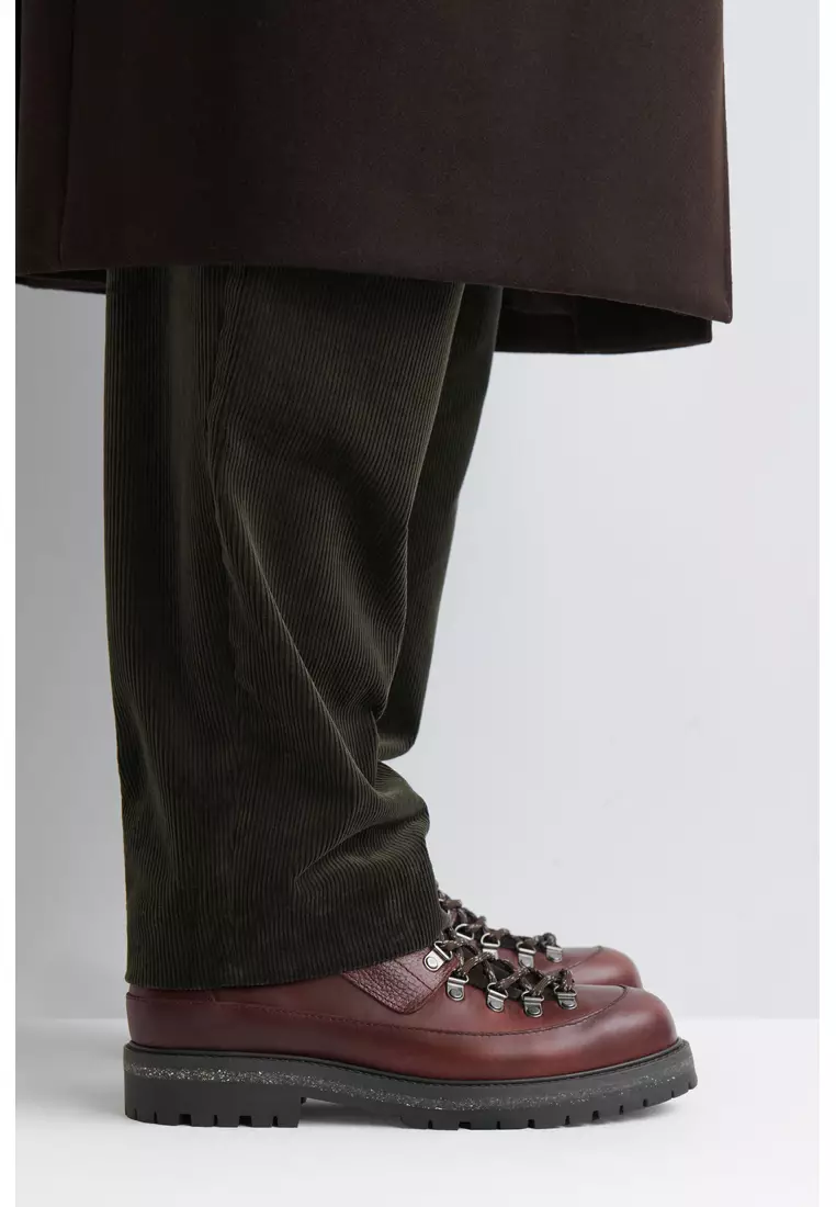 LEATHER HIKING BOOTS