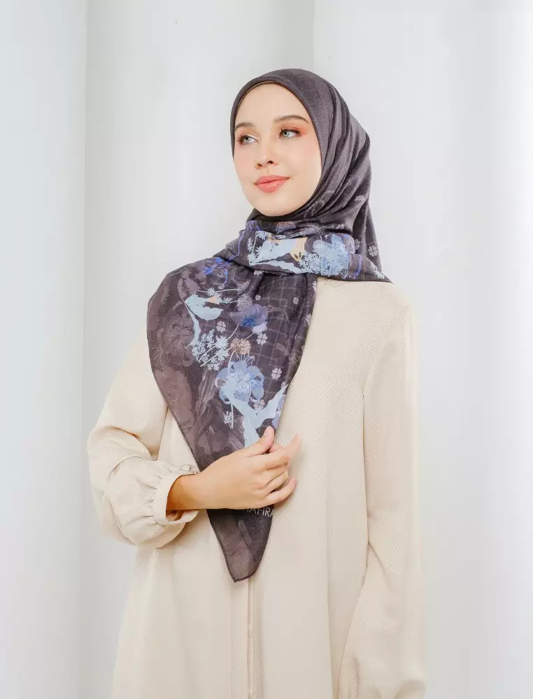 Nadeleine Printed Scarf Black | Hijab Kerudung Segi Empat Motif