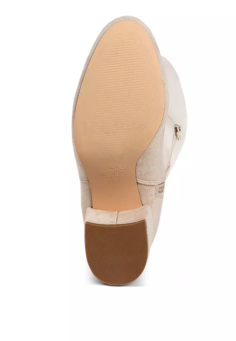 Sepatu Bot Selutut dengan Detail Tali Serut Minimal Warna Beige