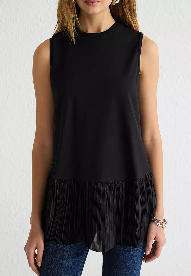 Pleat Detail Sleeveless Knitted Top
