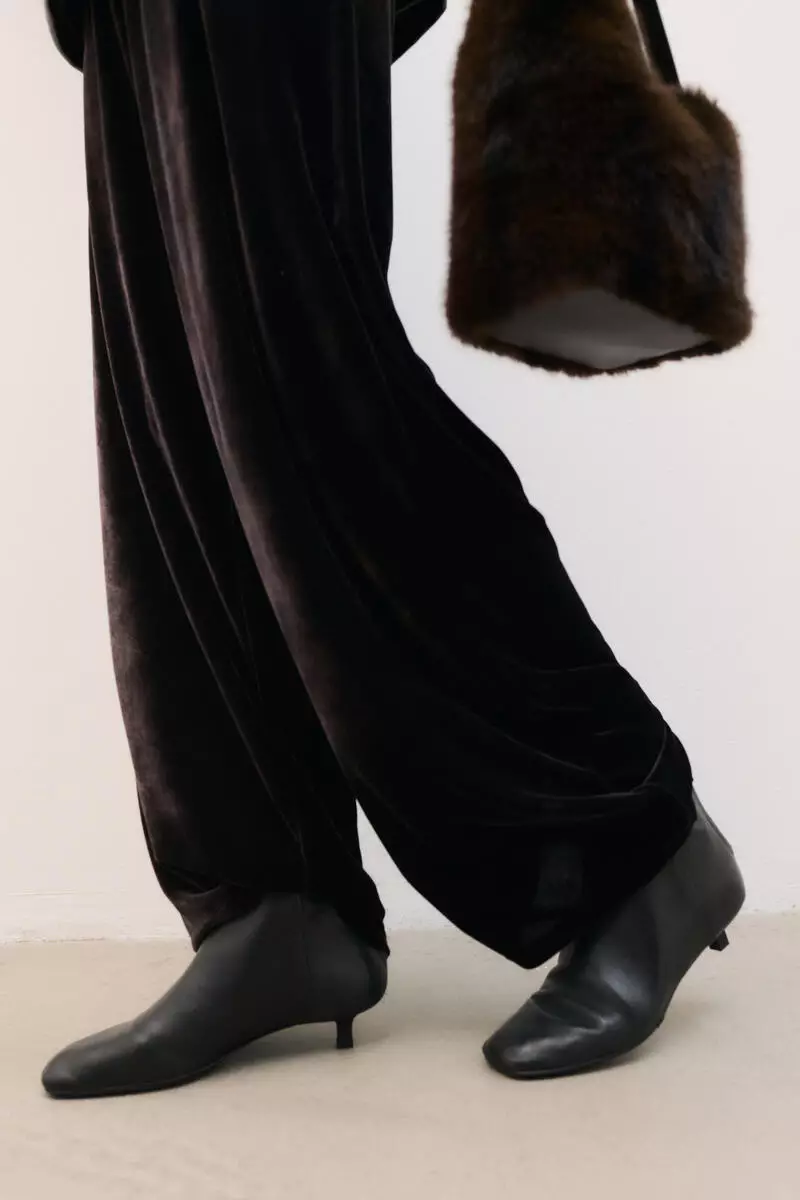 Heeled leather boots