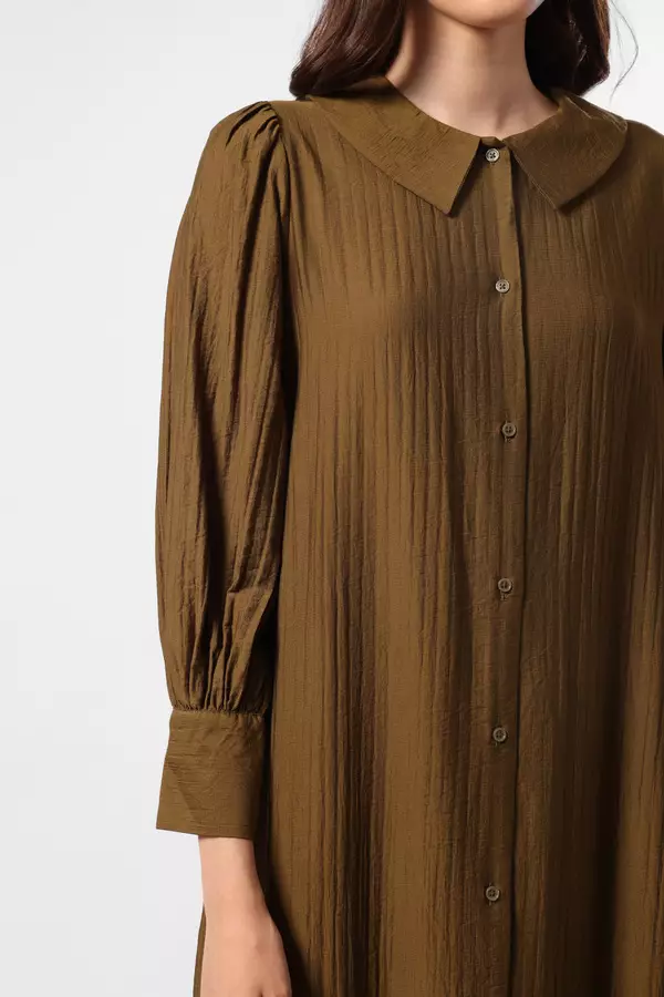 MINIMAL - Baverlie - Dress Midi Motif Garis - Dark Olive Warna Olive_Dark