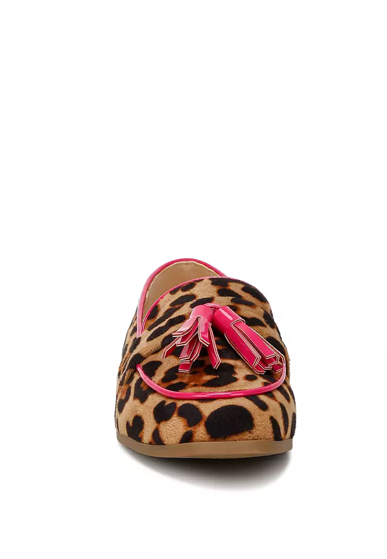 Sepatu Rumbai Suede Mikro dalam warna Leopard
