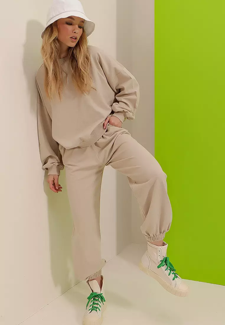 Basic Sweatshirt and Jogger Set