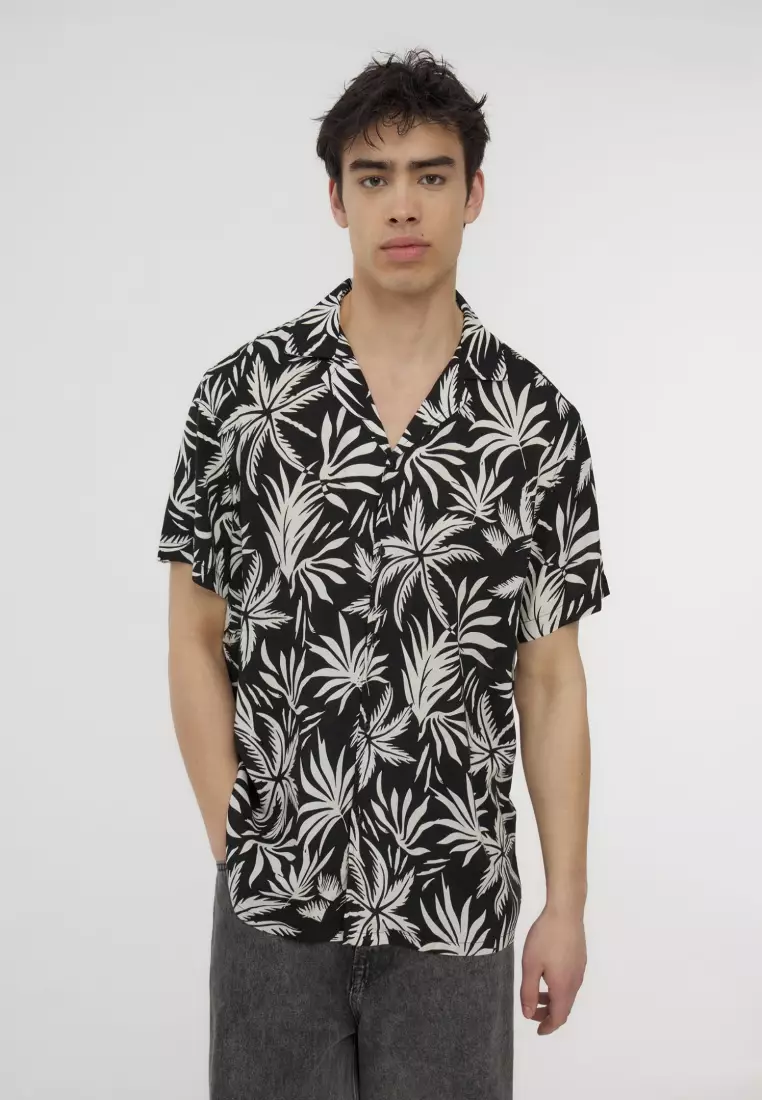 Man Short-Sleeved Shirt