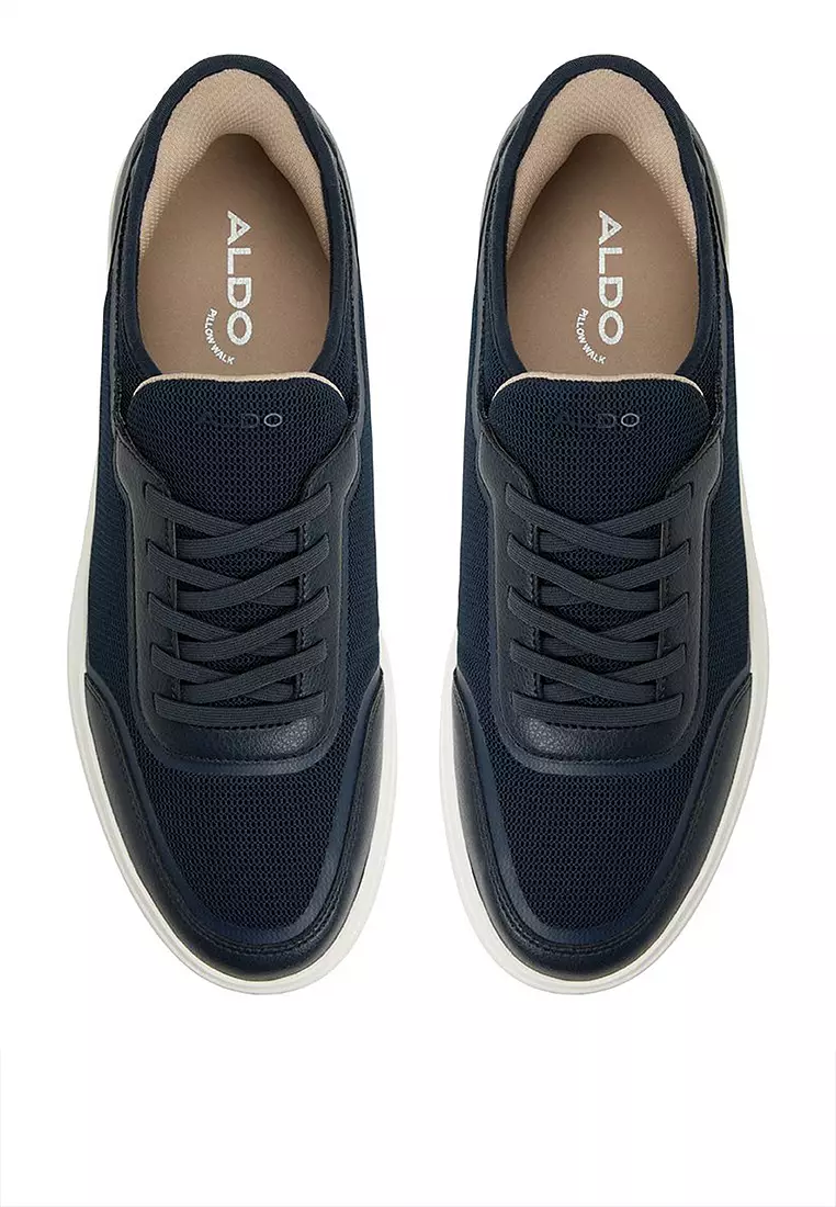 Winslow Easy In Sneakers