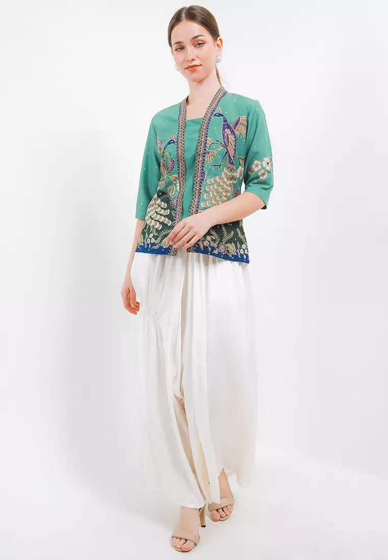 Kebaya Batik Classic 3/4-length Sleeves