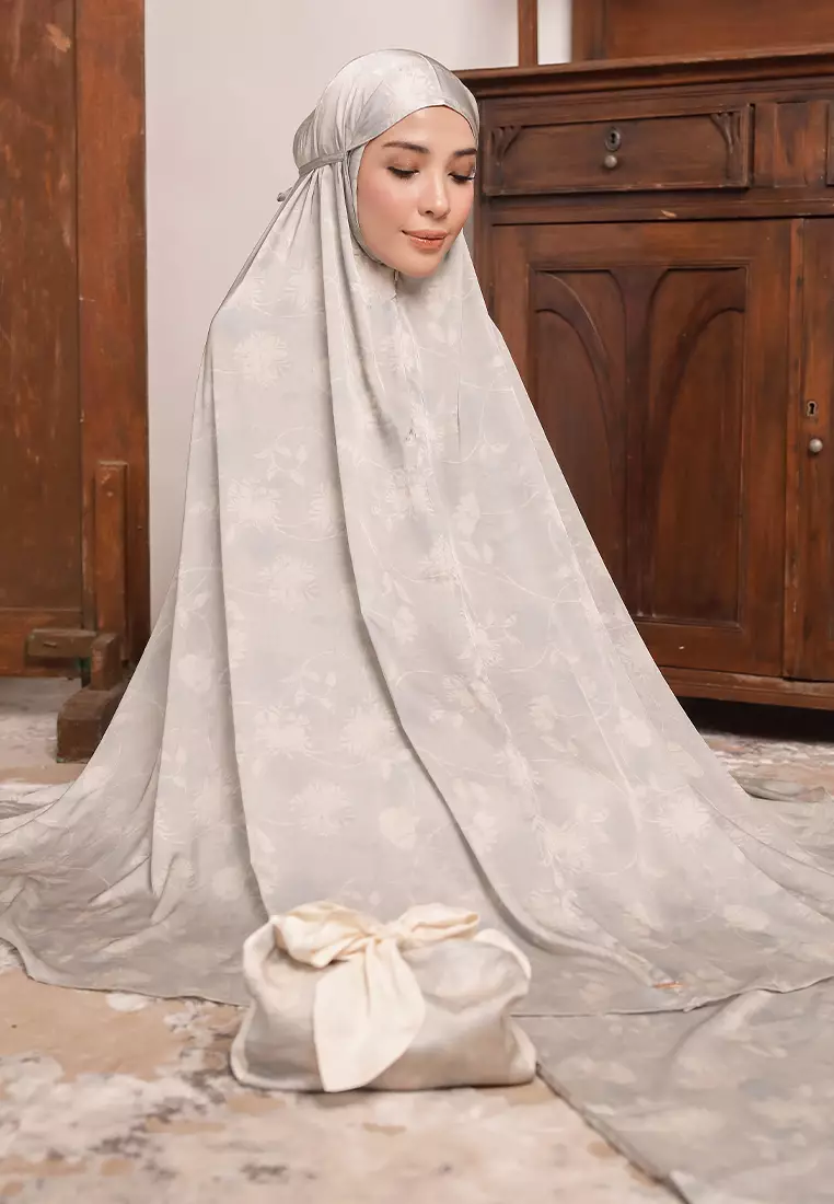 Lesti Prayer Set in White Lily + Pouch (Lozy x Lesti Kejora)