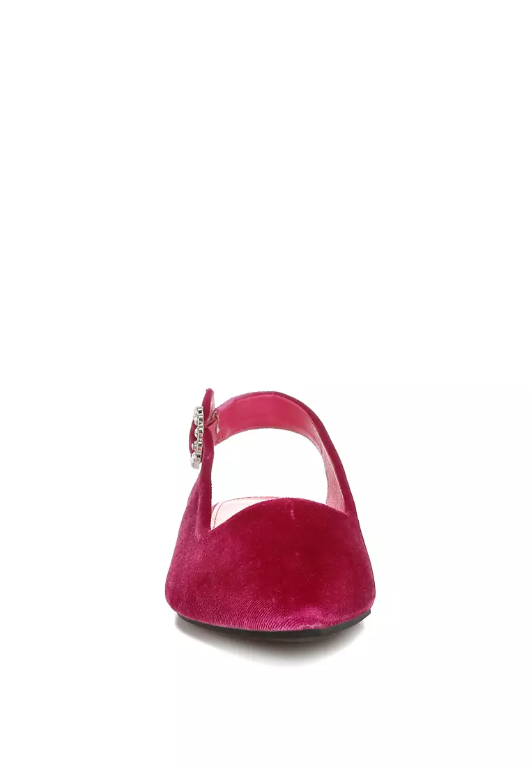 Sandal datar dengan tali selempang beludru warna fuchsia