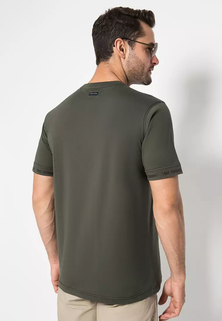 Johnwin - Kaos Casual - Motif Sablon - Hijau Army - Slim Fit - ATS.622.M416.01.C-S/S