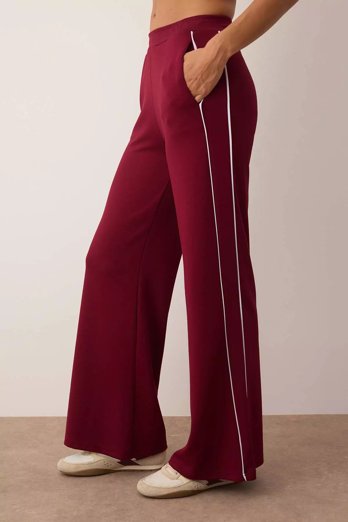 Burgundy Piping Wide Leg/Wide Leg Knitted Sports Sweatpants Thmaw26Ea00001