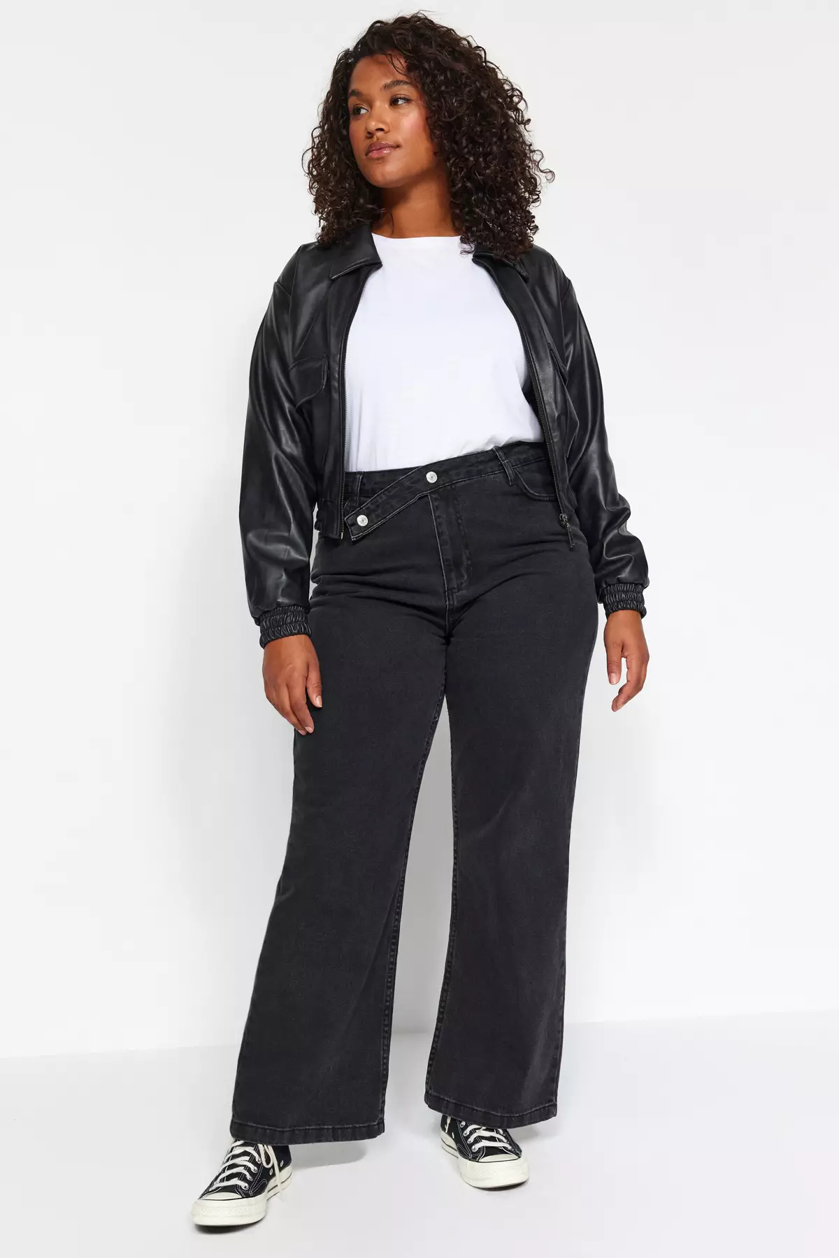 Wide-Cut Jeans with Waist Detail