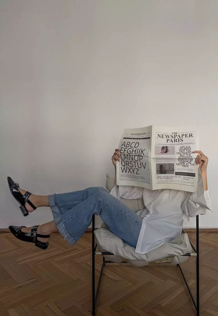 黑色孔眼和扣環細節平底鞋