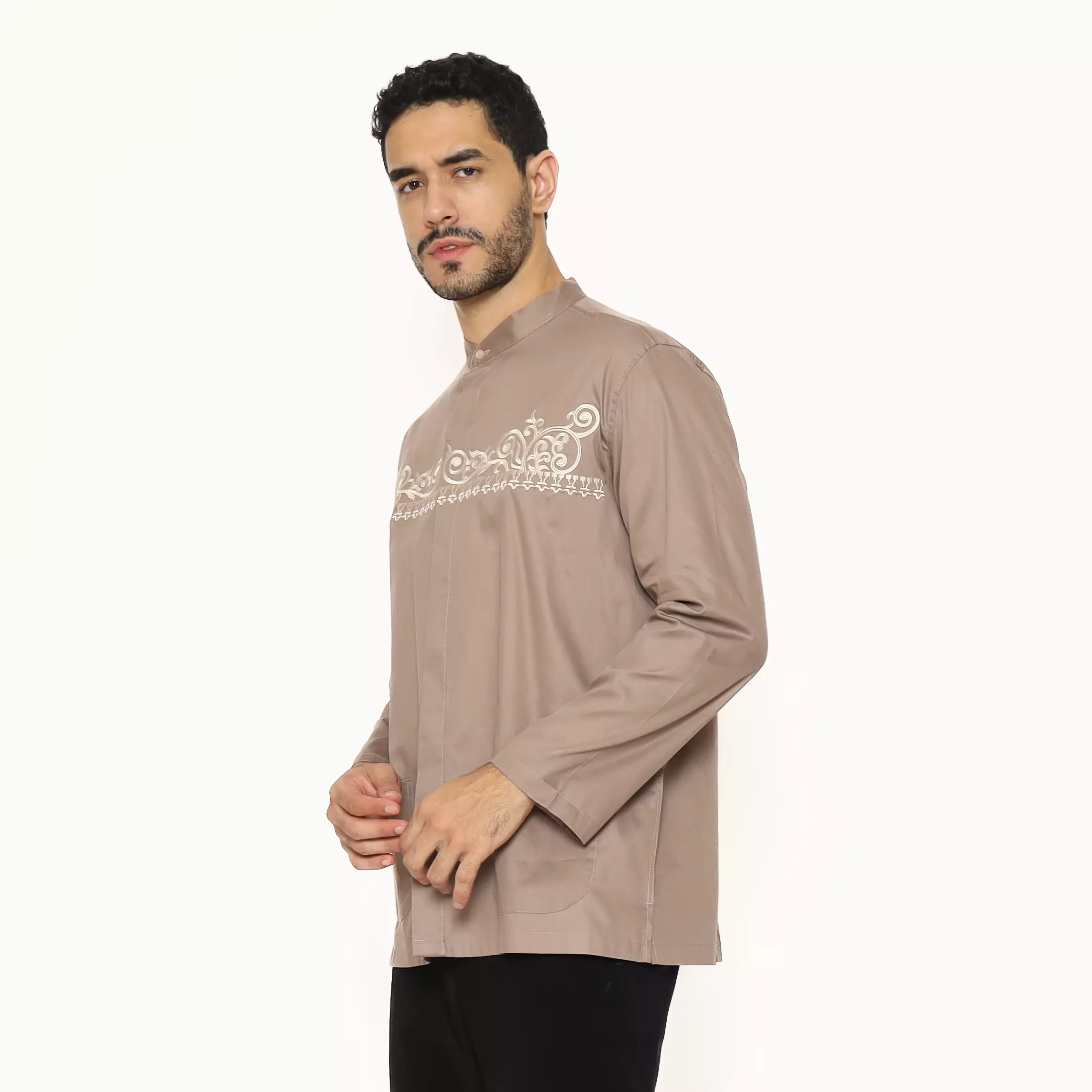 Lawell Baju Koko Pria Bordir Lengan Panjang Modern Fit Warna Brown – LAQKFLBKQG101QCTNQNM
