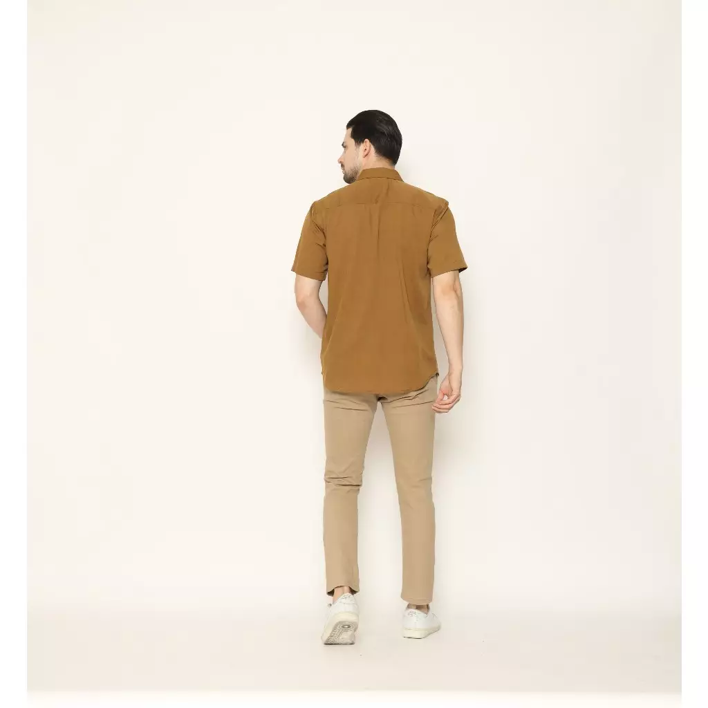 AMK Kemeja Pria Lengan Pendek SHS YIRUMA S/S Premiere Solid Coklat